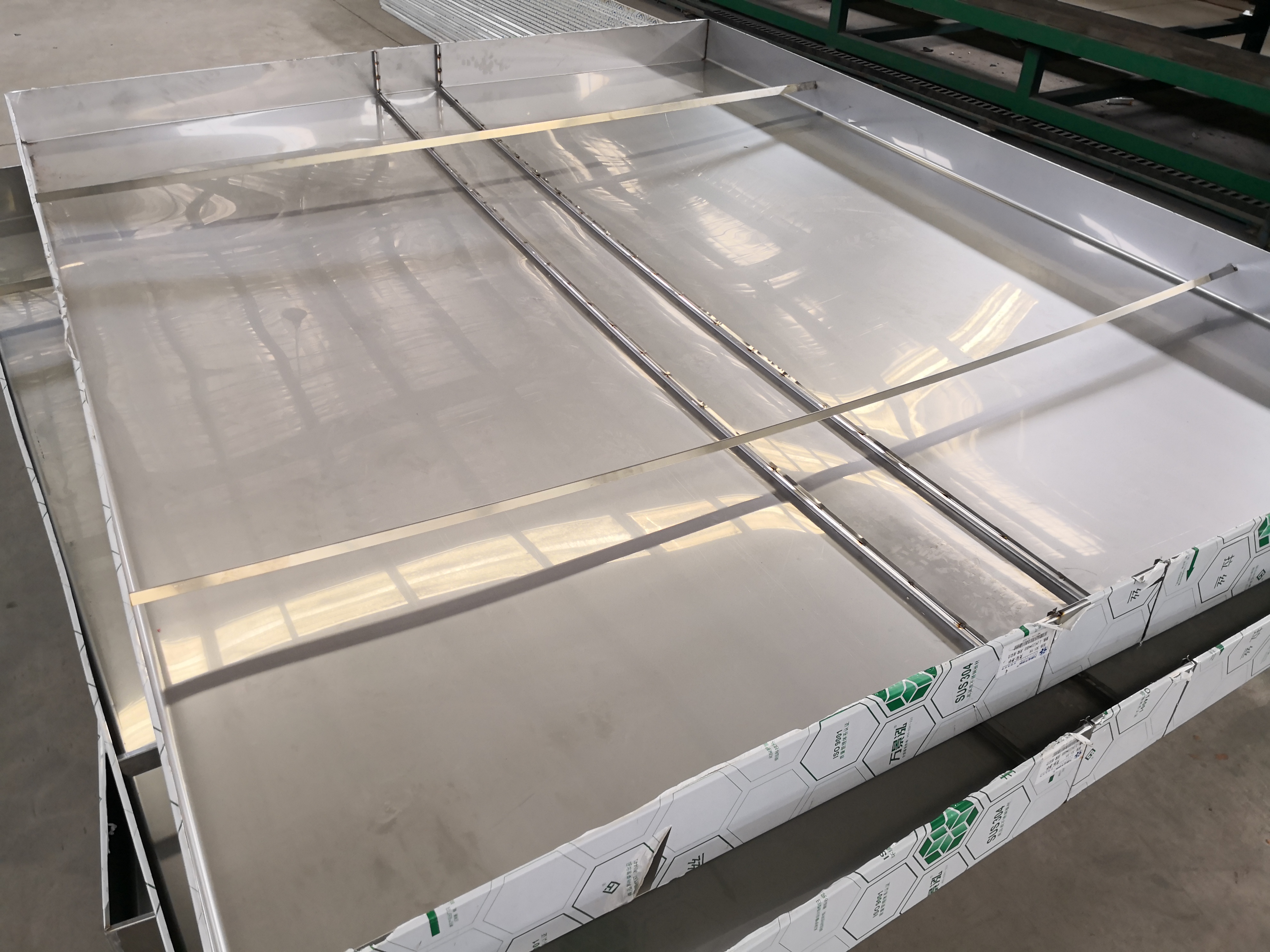 Modular-Cold-room-Stainless-steel-heavy-sliding-door-production
